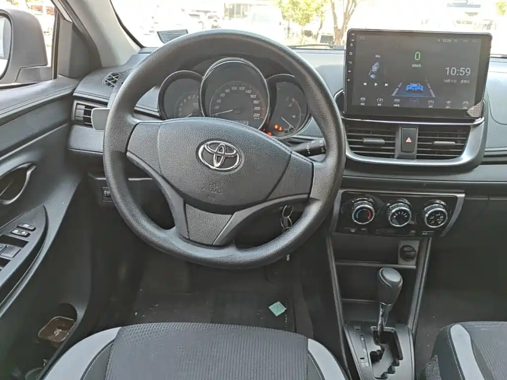 Toyota Yaris L — фото 11