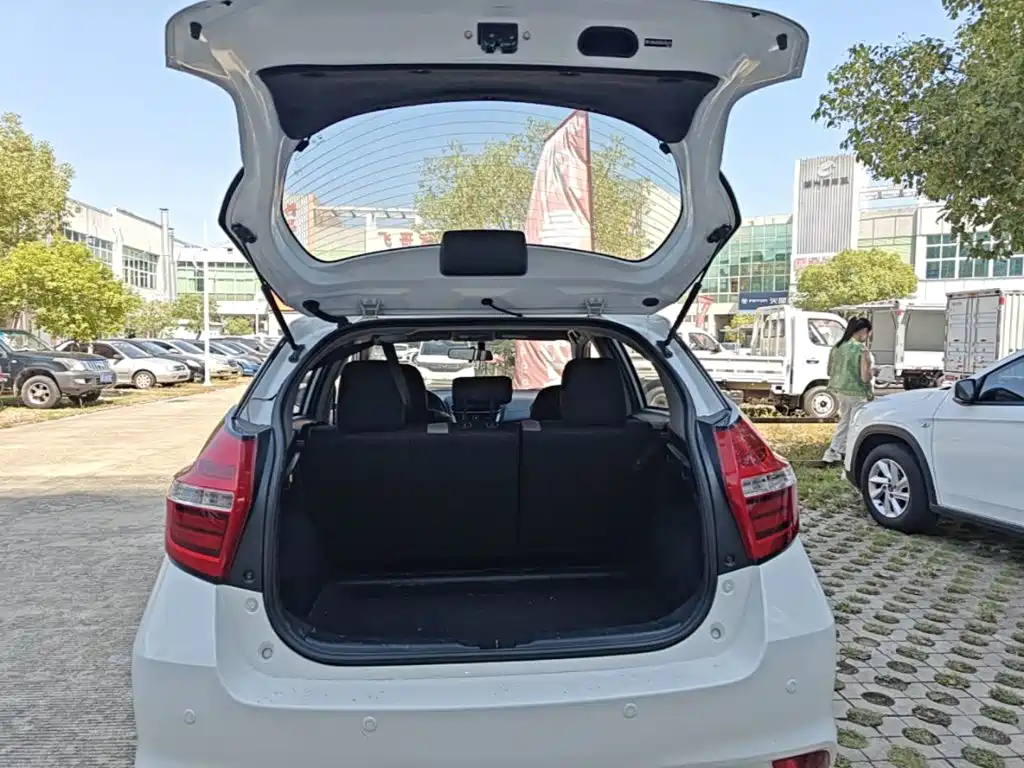 Toyota Yaris L — фото 19