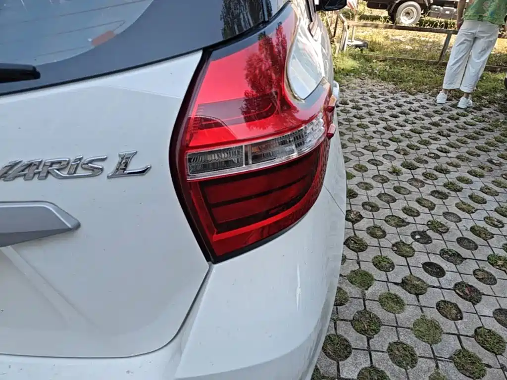 Toyota Yaris L — фото 8