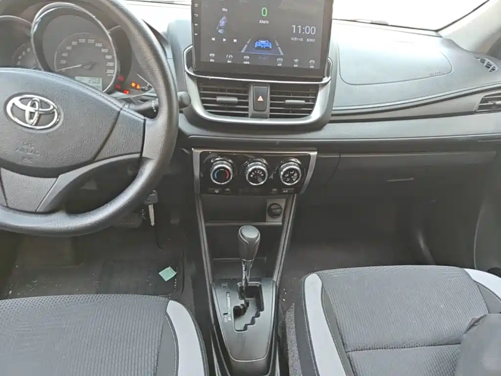 Toyota Yaris L — фото 10