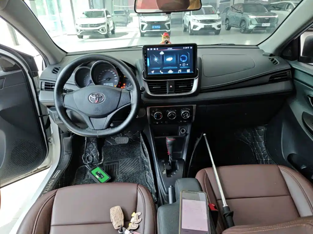Toyota Yaris L — фото 14