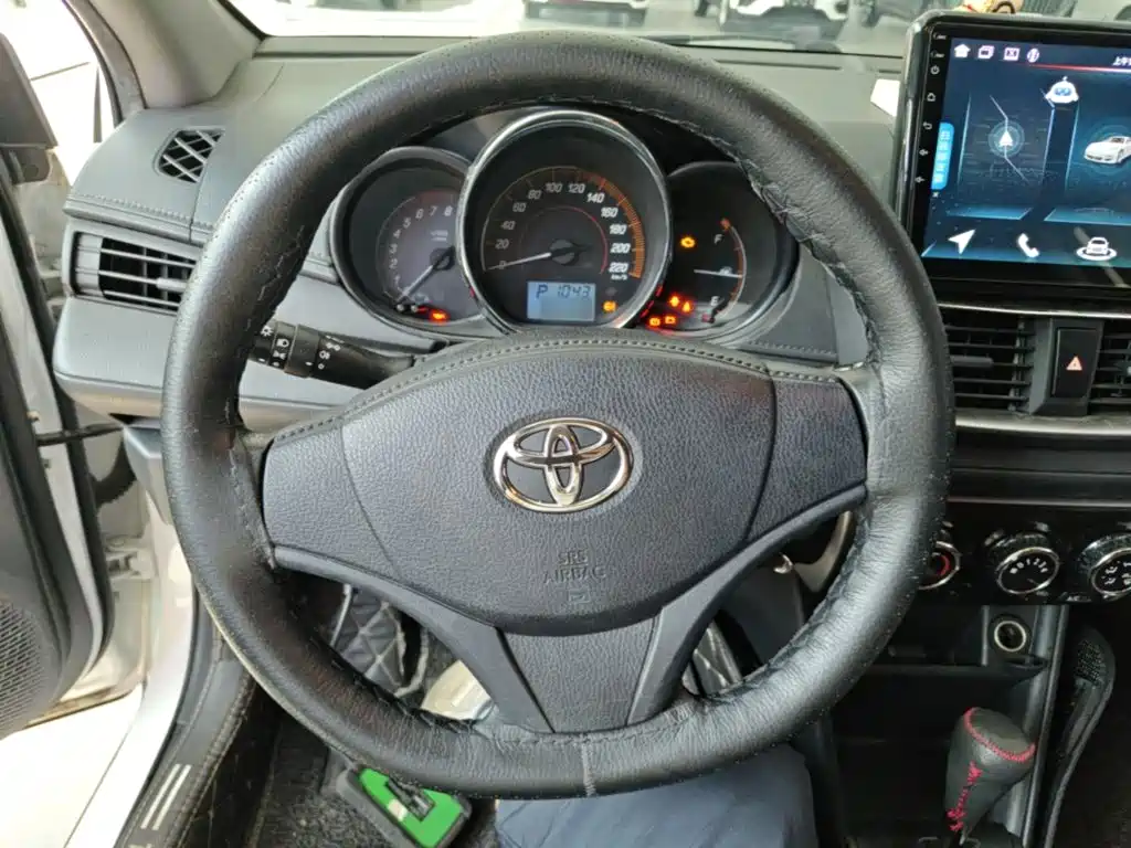 Toyota Yaris L — фото 15