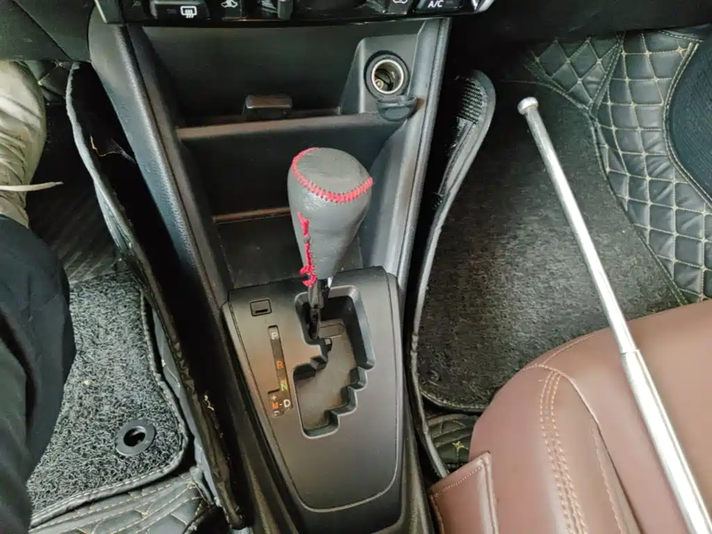 Toyota Yaris L — фото 19