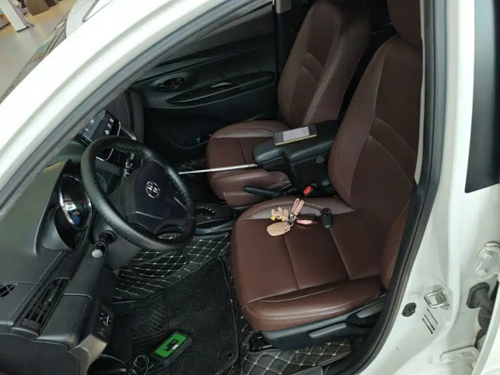 Toyota Yaris L — фото 20