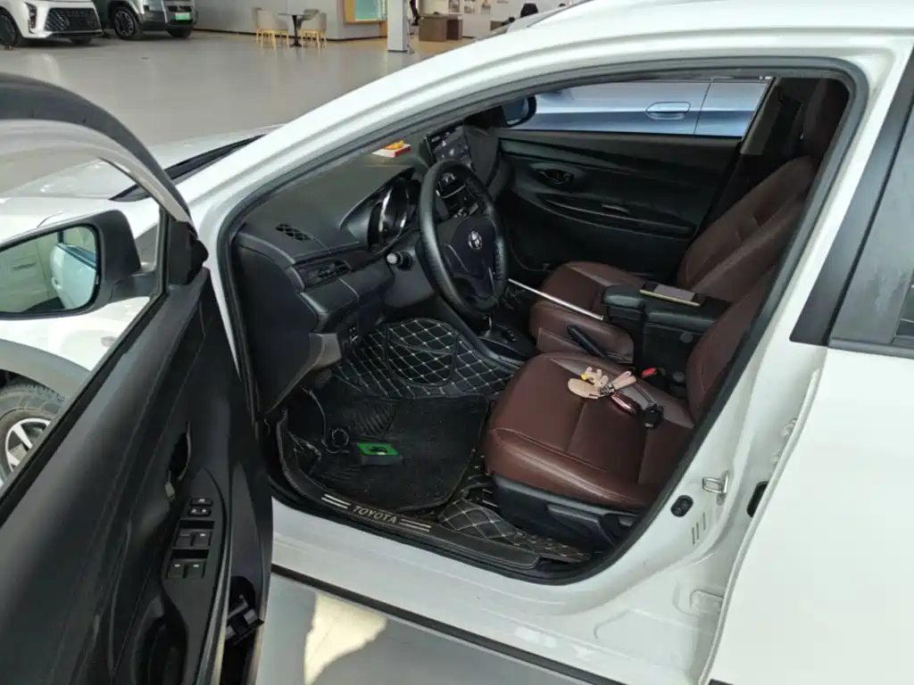 Toyota Yaris L — фото 21