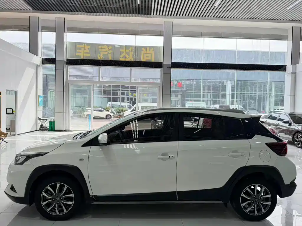 Toyota Yaris L — фото 3