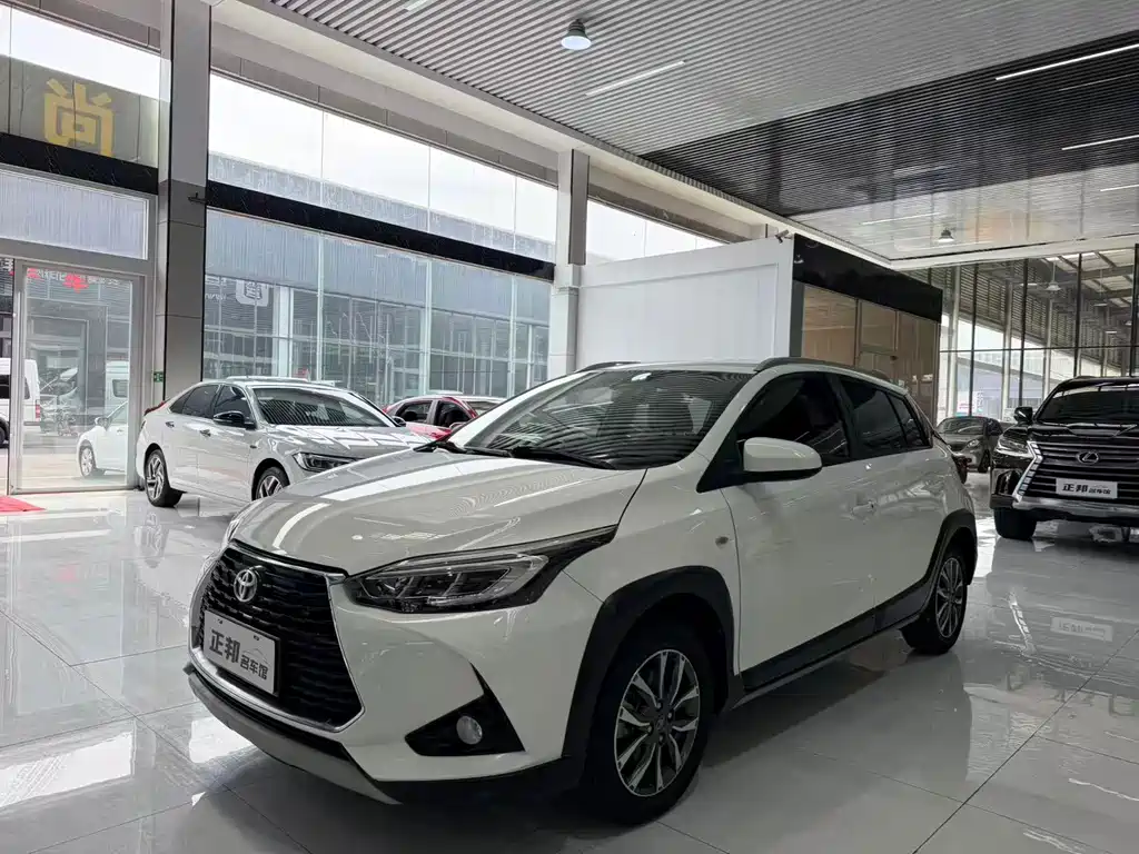 Toyota Yaris L — фото 1