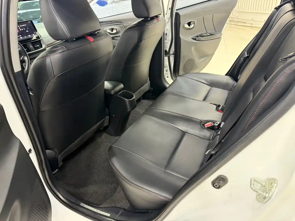 Toyota Yaris L — фото 14