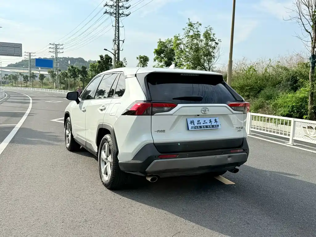 Toyota RAV4 — фото 4