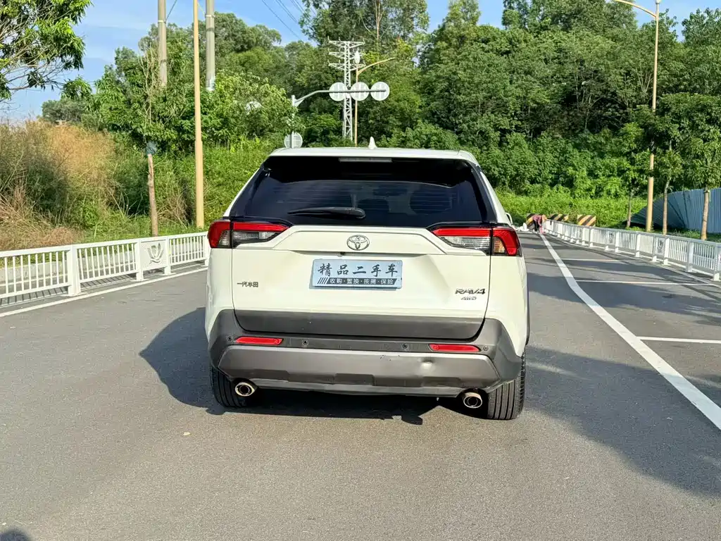 Toyota RAV4 — фото 5