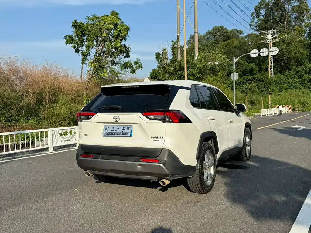 Toyota RAV4 — фото 6