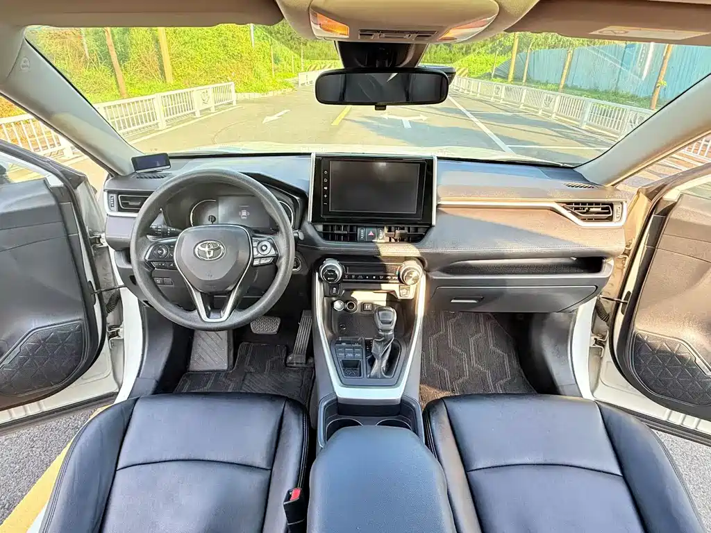 Toyota RAV4 — фото 7