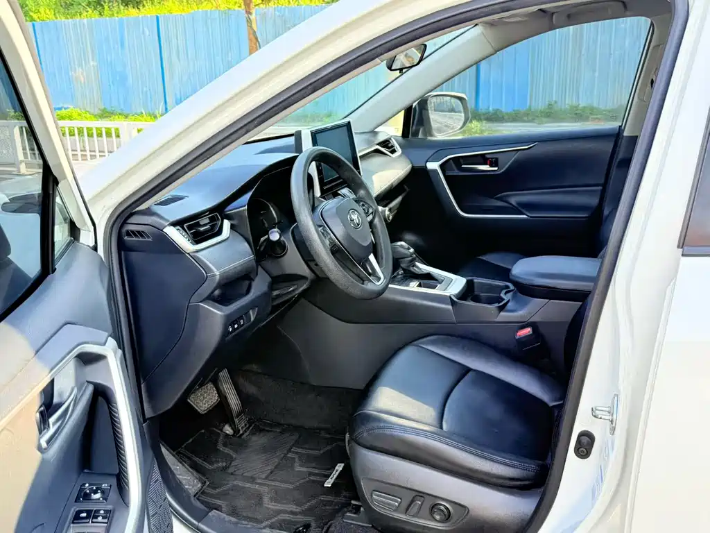 Toyota RAV4 — фото 8
