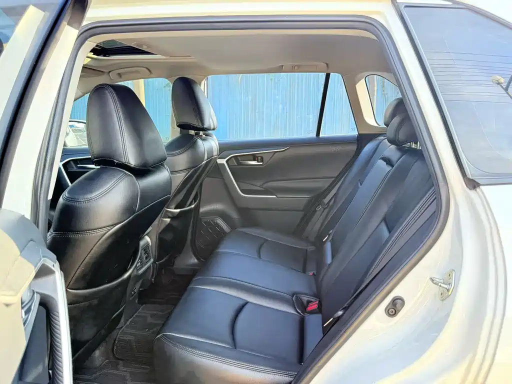 Toyota RAV4 — фото 9