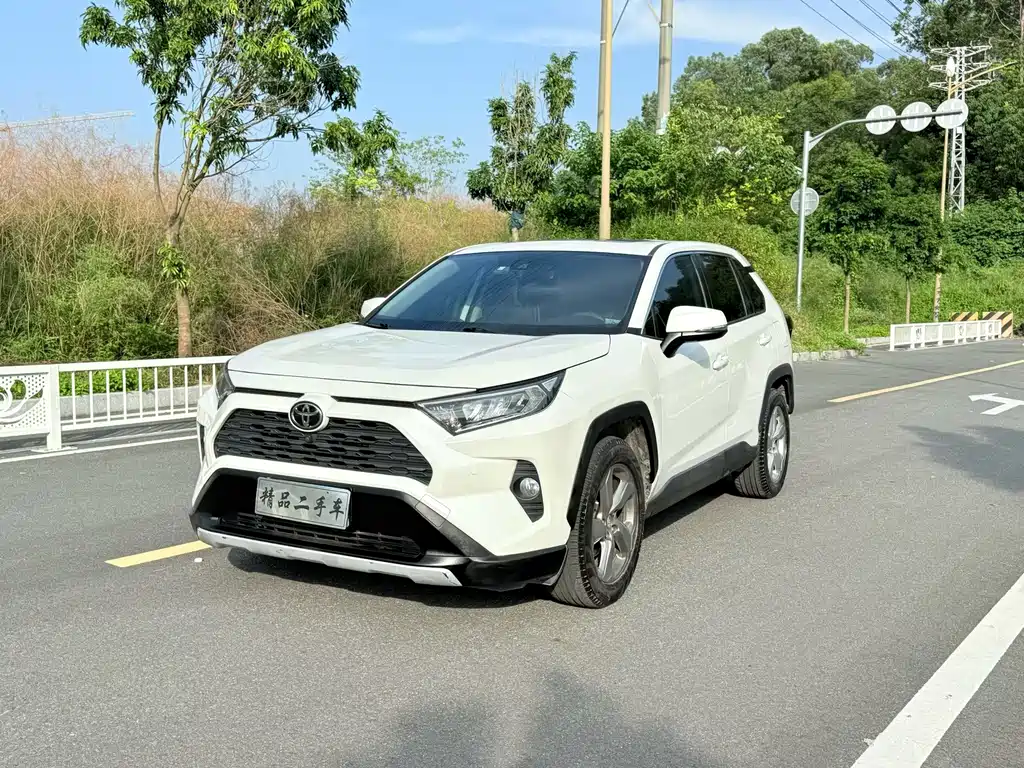 Toyota RAV4 — фото 1
