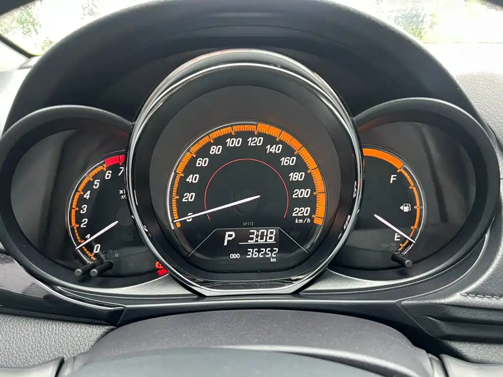 Toyota Yaris L — фото 11