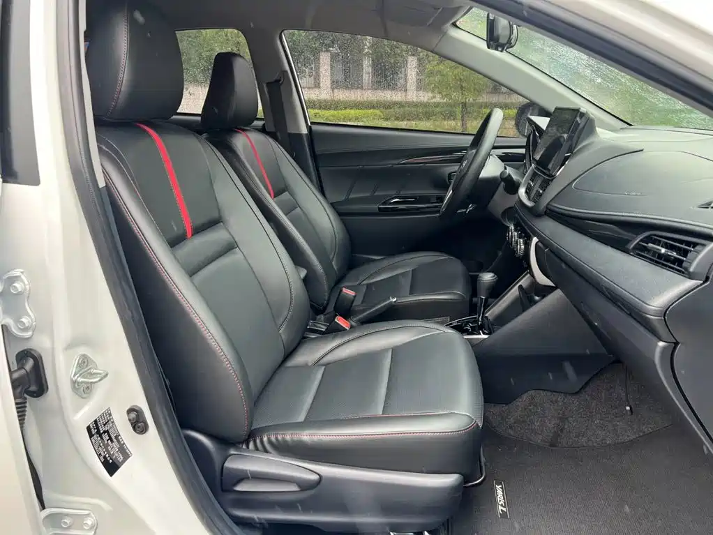 Toyota Yaris L — фото 14