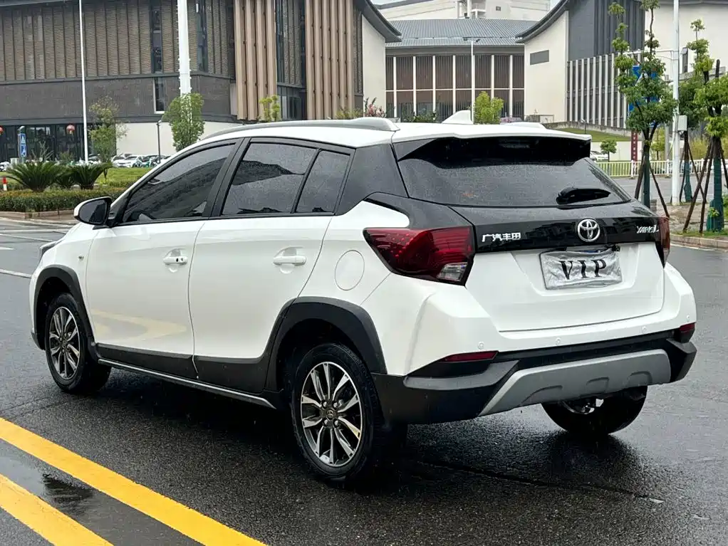 Toyota Yaris L — фото 4