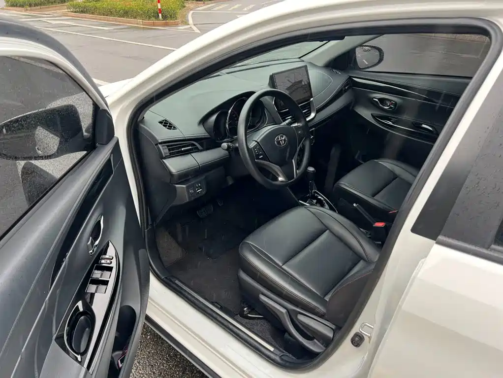 Toyota Yaris L — фото 7