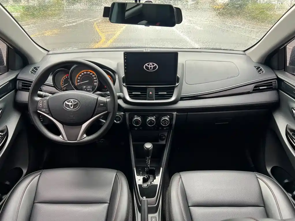 Toyota Yaris L — фото 8