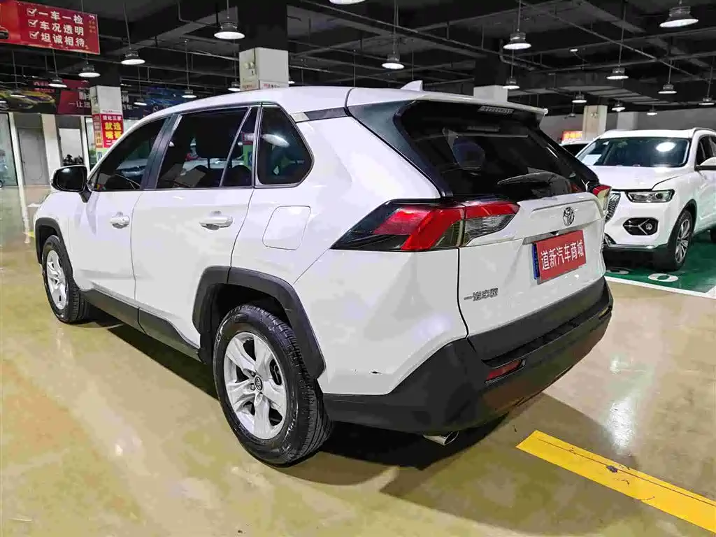 Toyota RAV4 — фото 11
