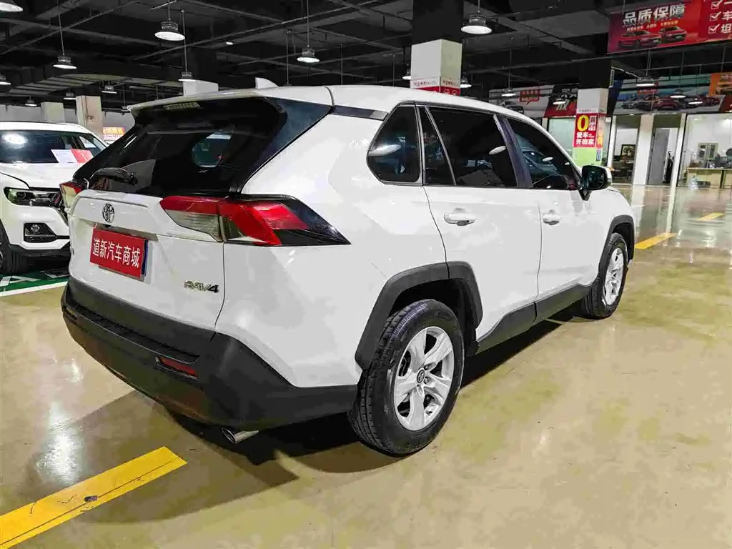 Toyota RAV4 — фото 9