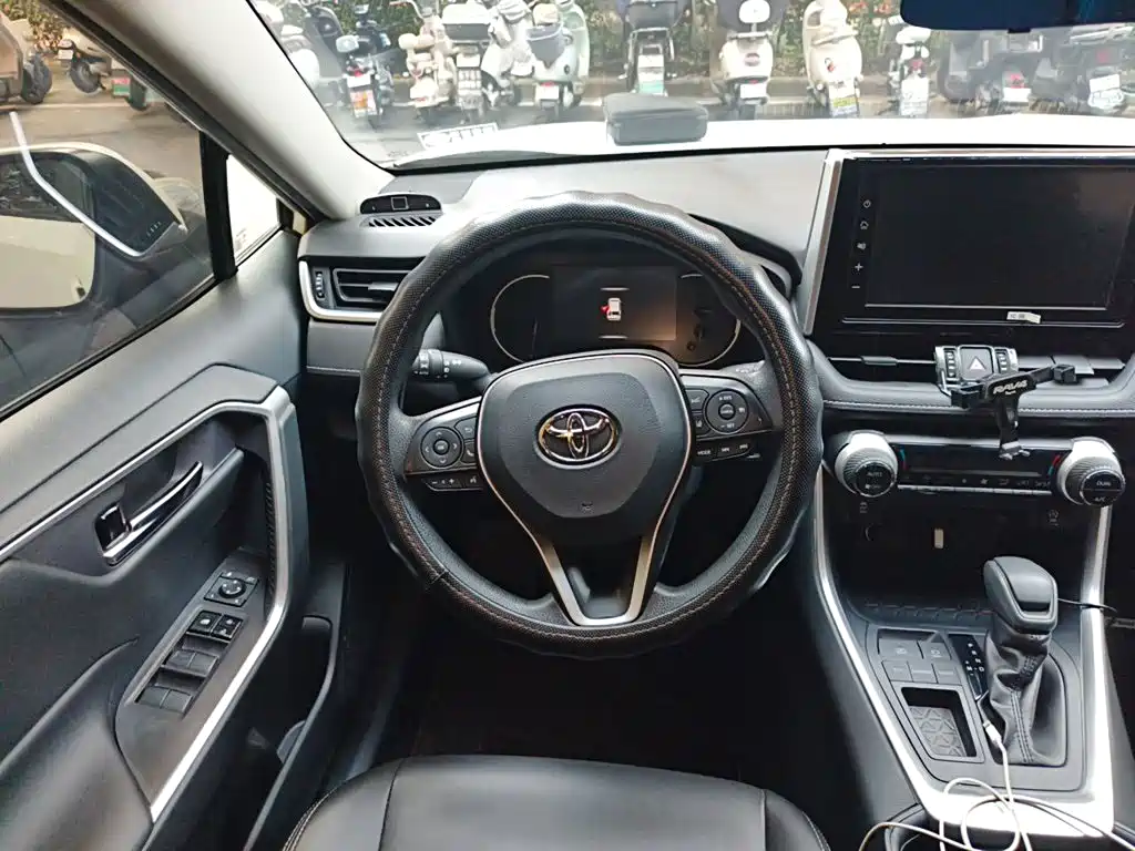 Toyota RAV4 — фото 11