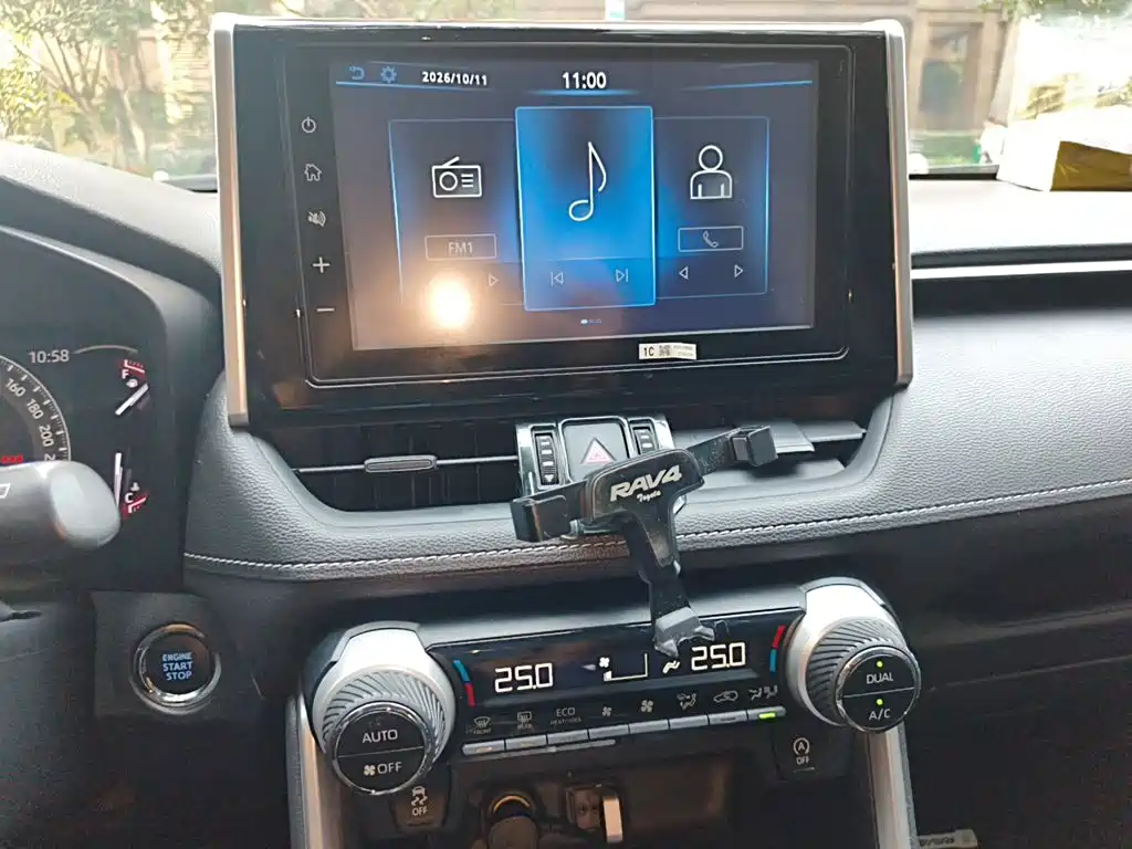 Toyota RAV4 — фото 14