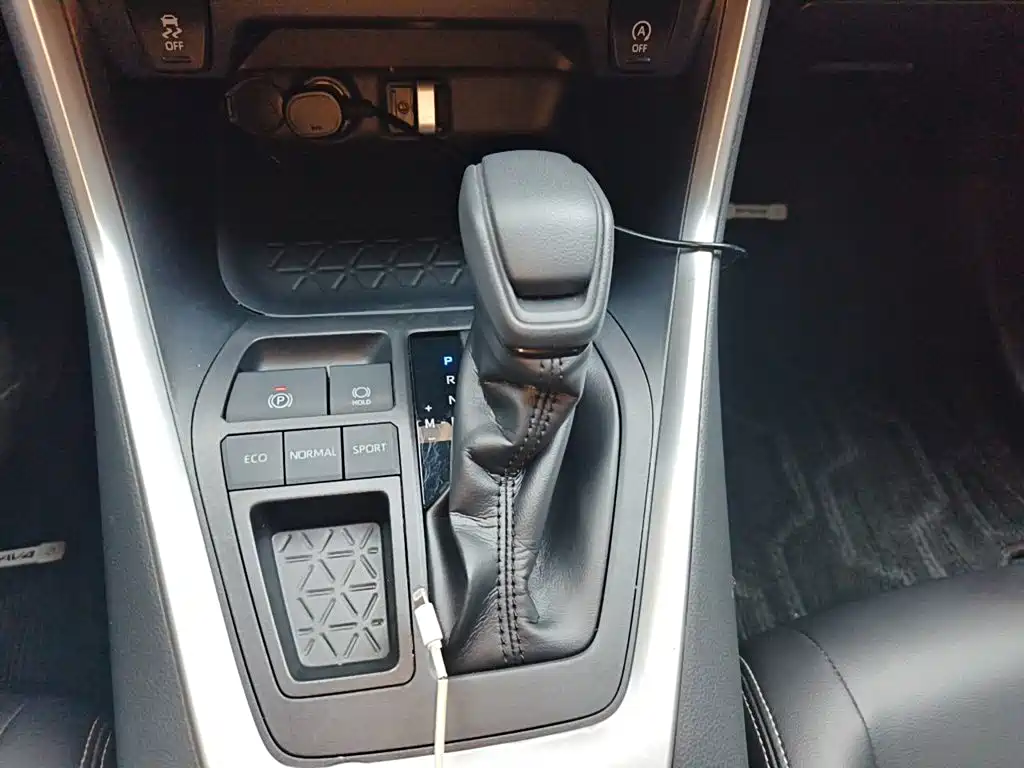 Toyota RAV4 — фото 15