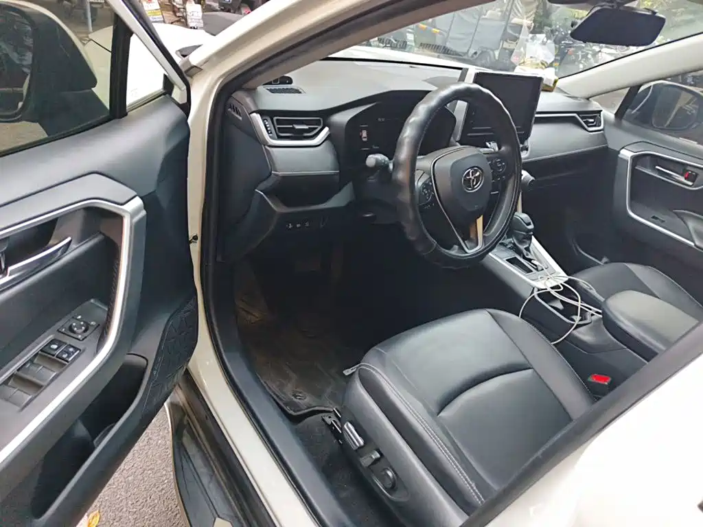 Toyota RAV4 — фото 17