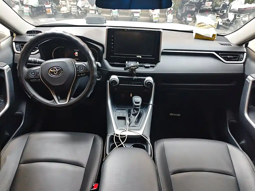 Toyota RAV4 — фото 10