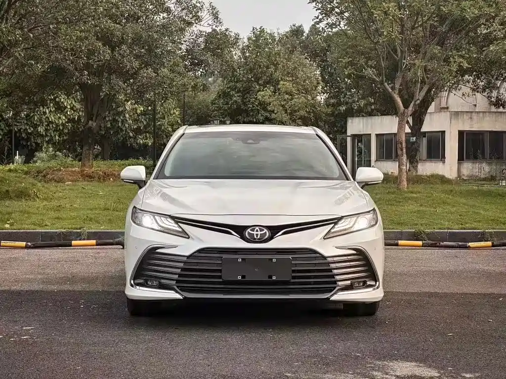 Toyota Camry — фото 2