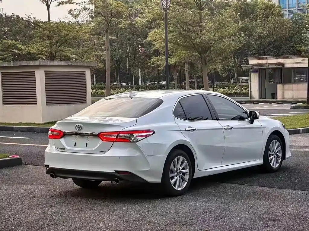 Toyota Camry — фото 7