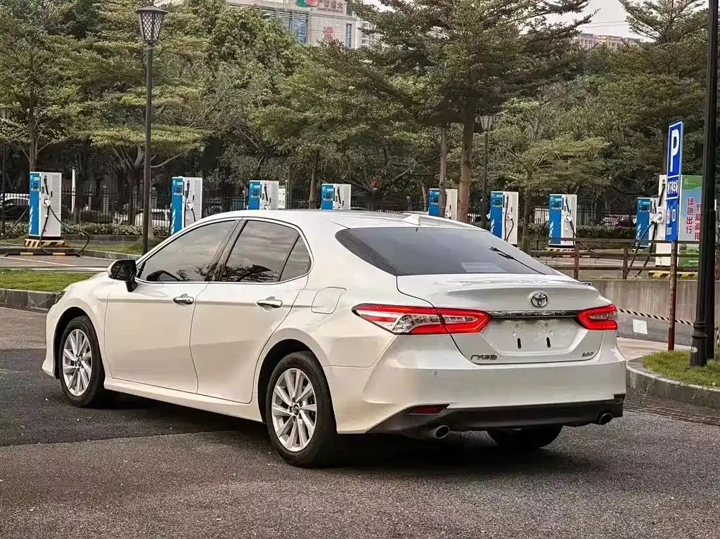 Toyota Camry — фото 9