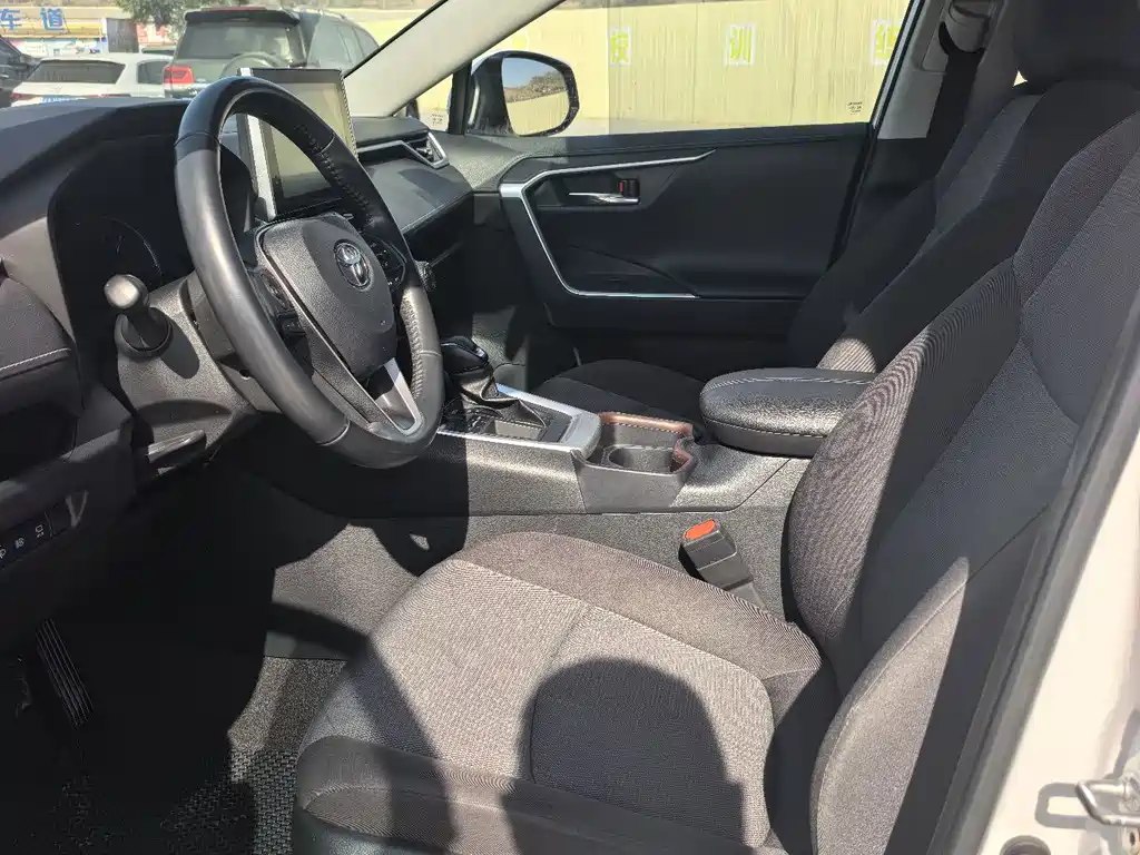 Toyota RAV4 — фото 4