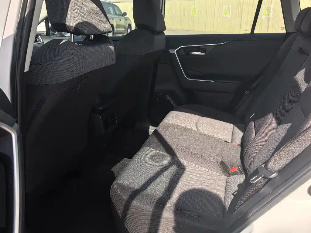 Toyota RAV4 — фото 6