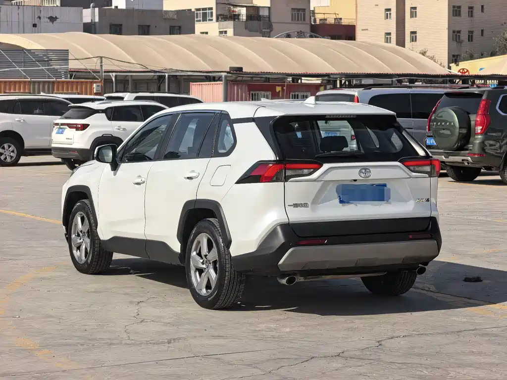 Toyota RAV4 — фото 7