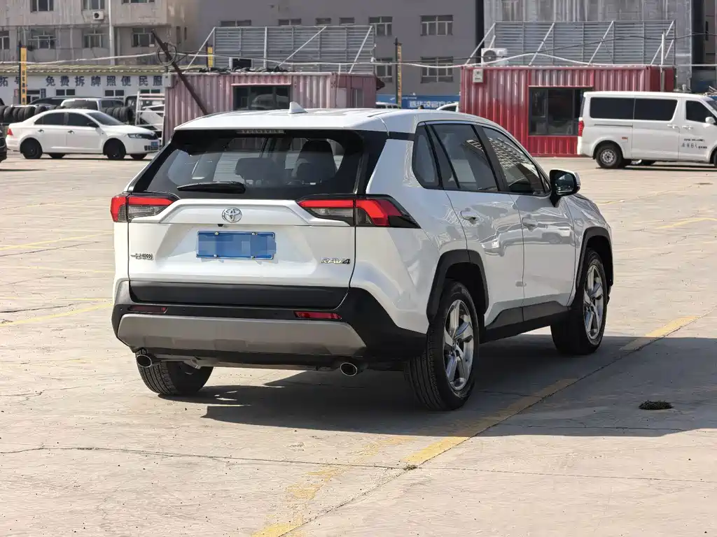 Toyota RAV4 — фото 9