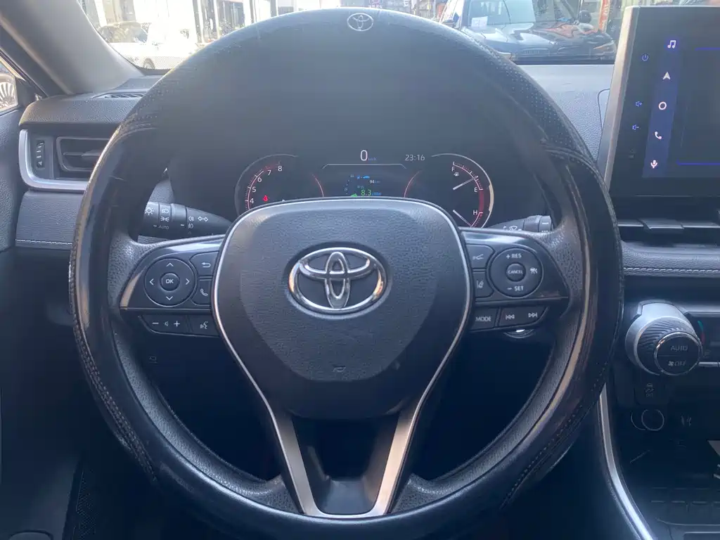 Toyota RAV4 — фото 11