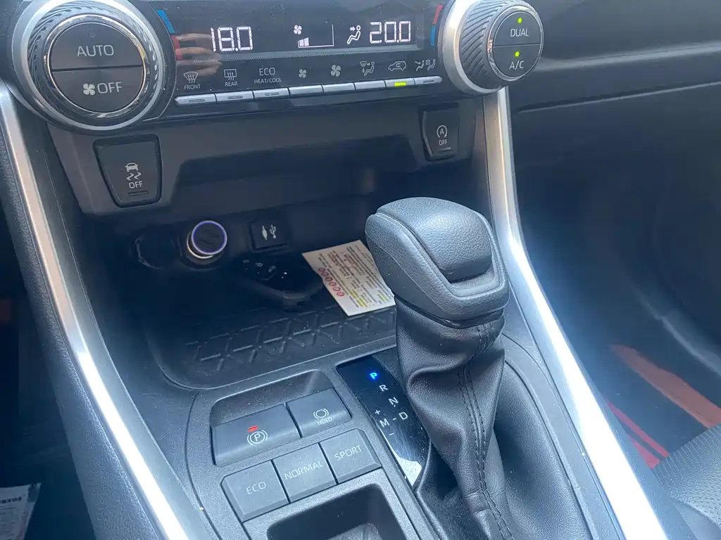 Toyota RAV4 — фото 15