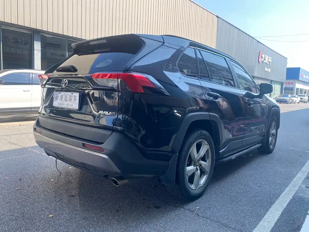 Toyota RAV4 — фото 5