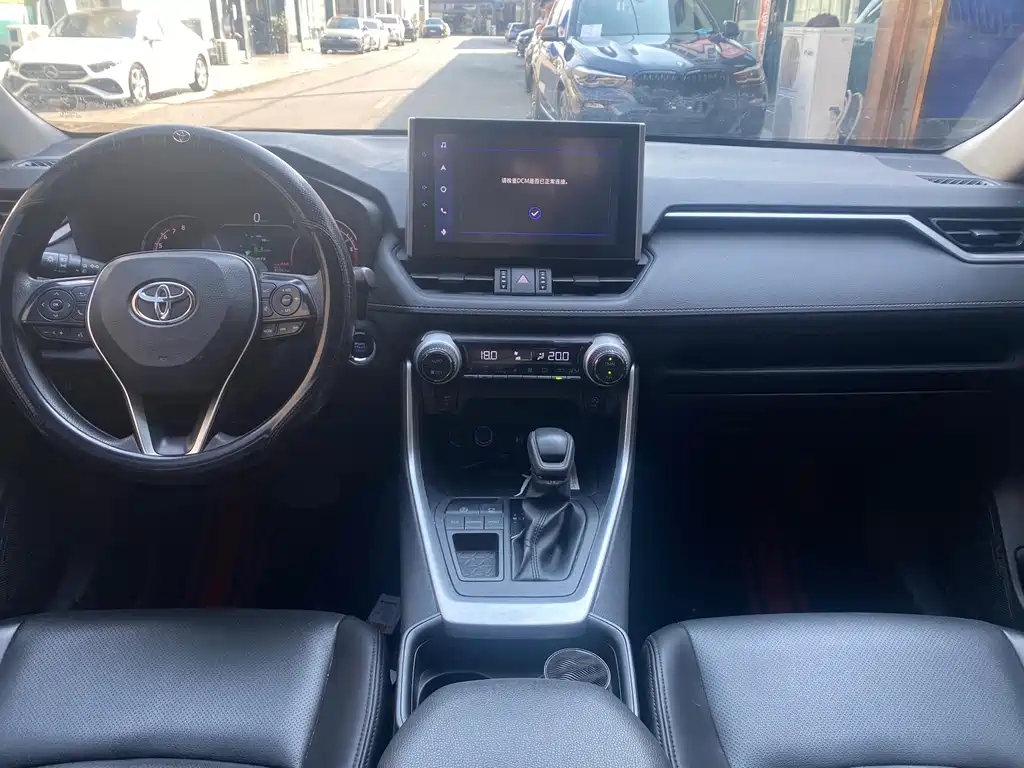 Toyota RAV4 — фото 9