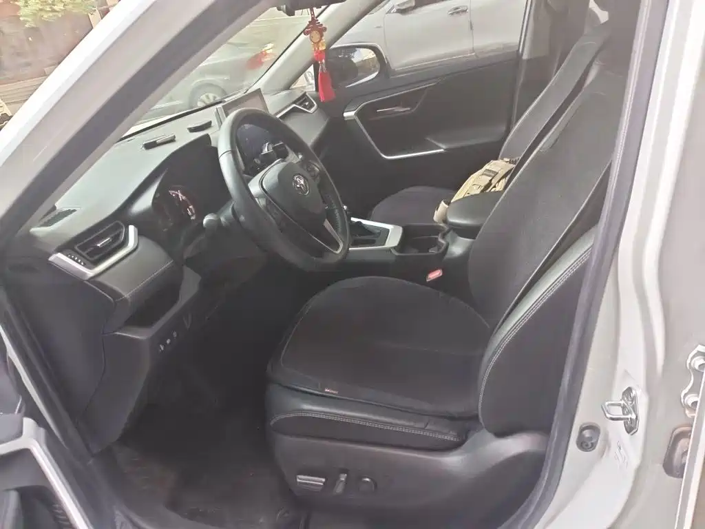 Toyota RAV4 — фото 11