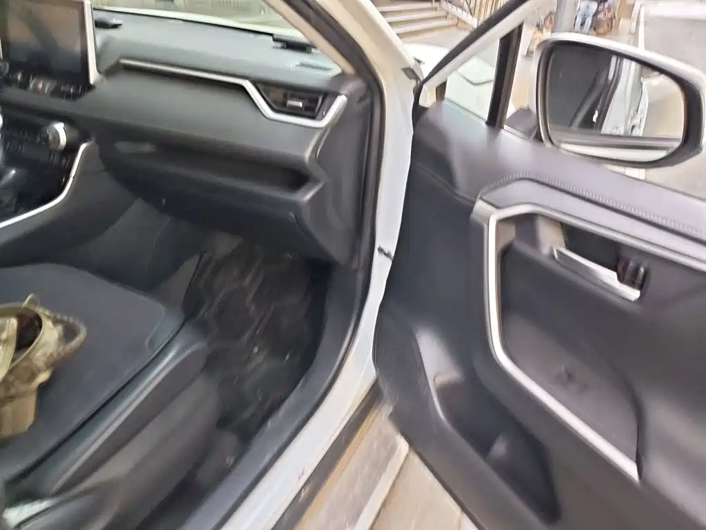 Toyota RAV4 — фото 19