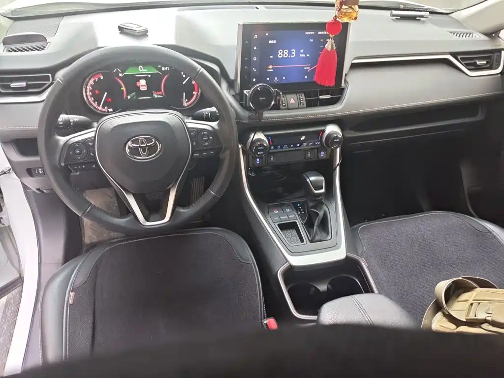 Toyota RAV4 — фото 5