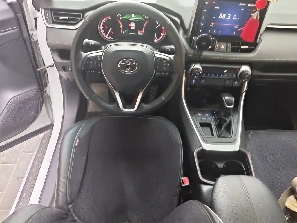Toyota RAV4 — фото 6