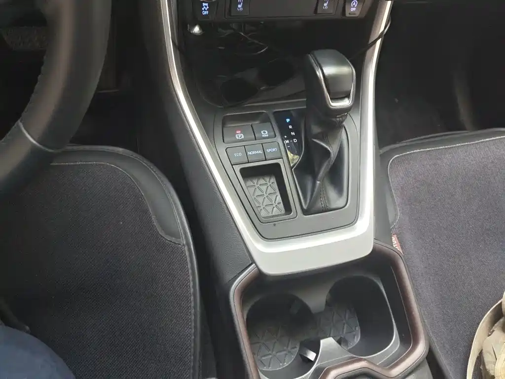 Toyota RAV4 — фото 10