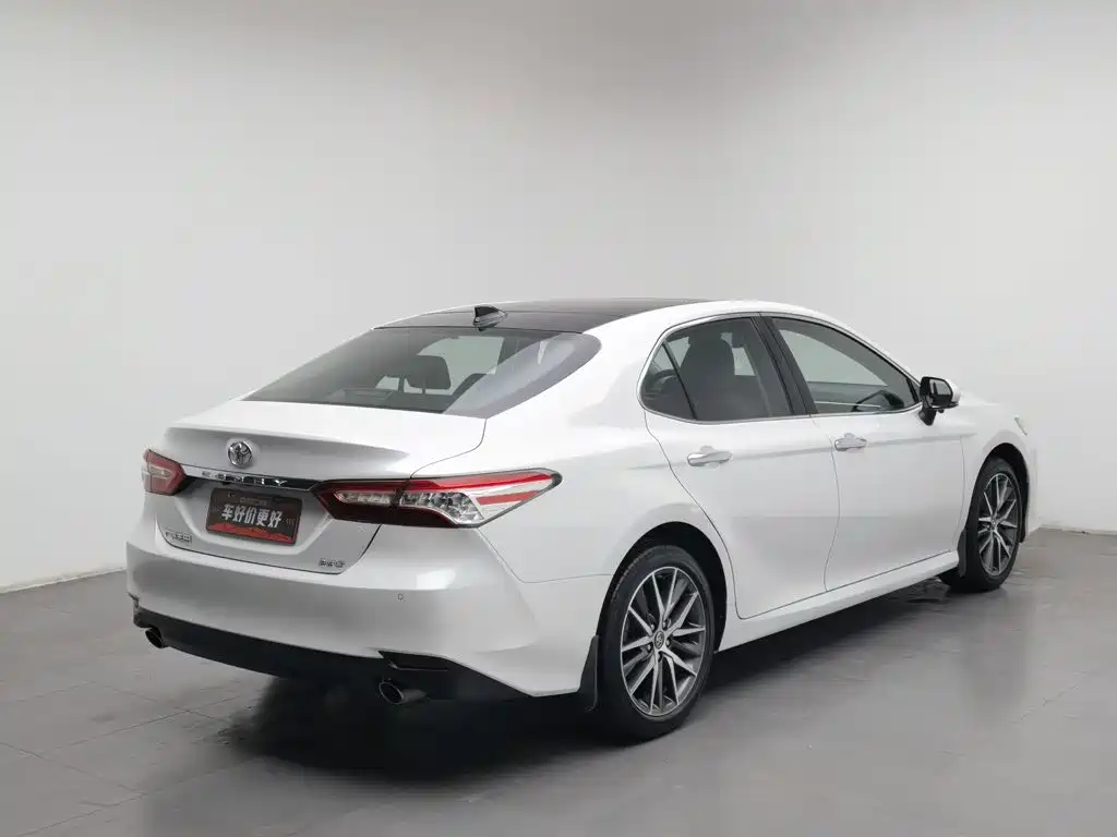 Toyota Camry — фото 2