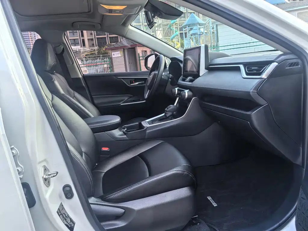 Toyota RAV4 — фото 11