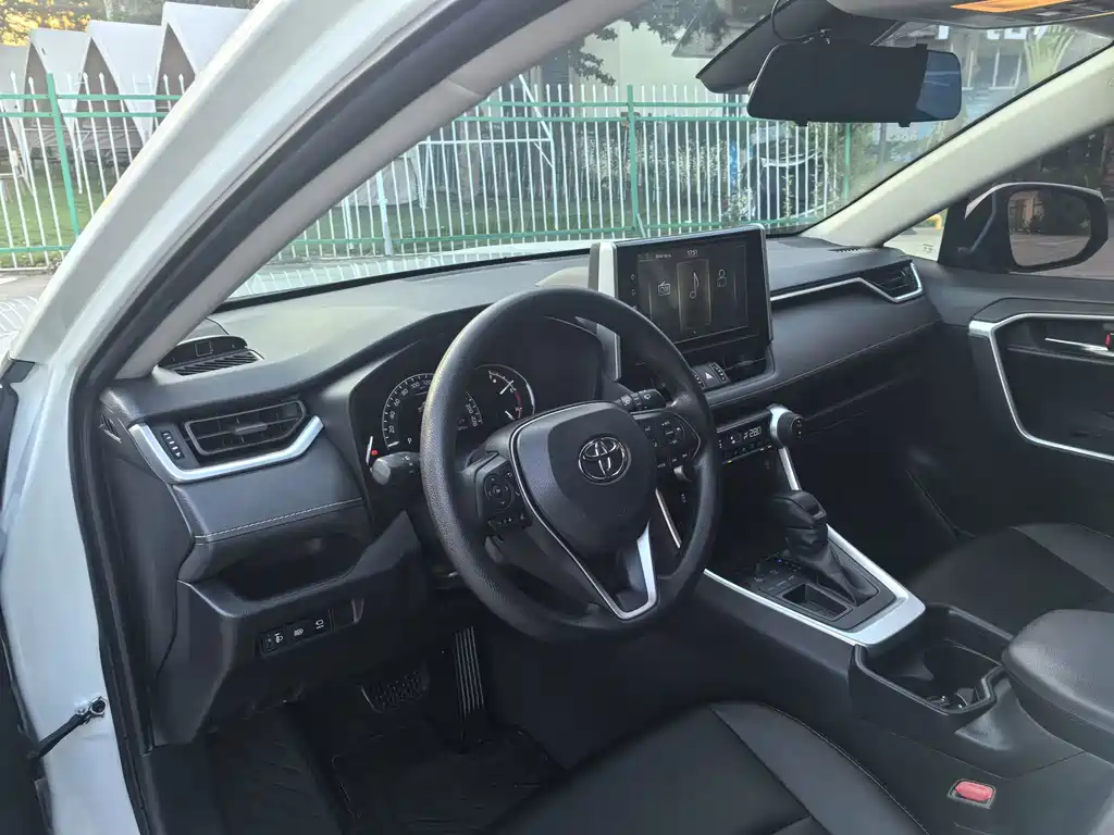 Toyota RAV4 — фото 13